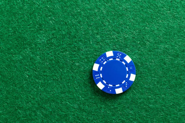 romfun live-dealer table interface with multiple camera feeds and chat